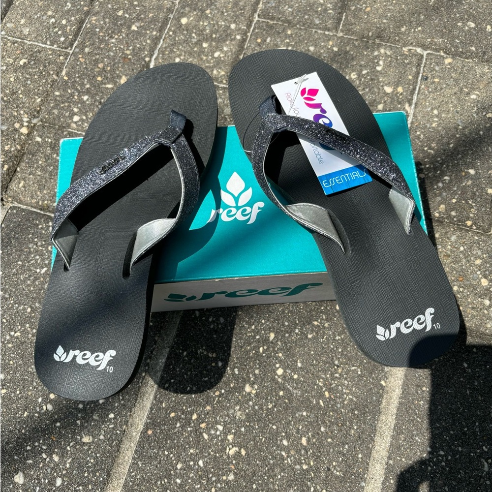 New Woman’s Sz 10 Reef Sandals / Flip Flops (Charcoal)